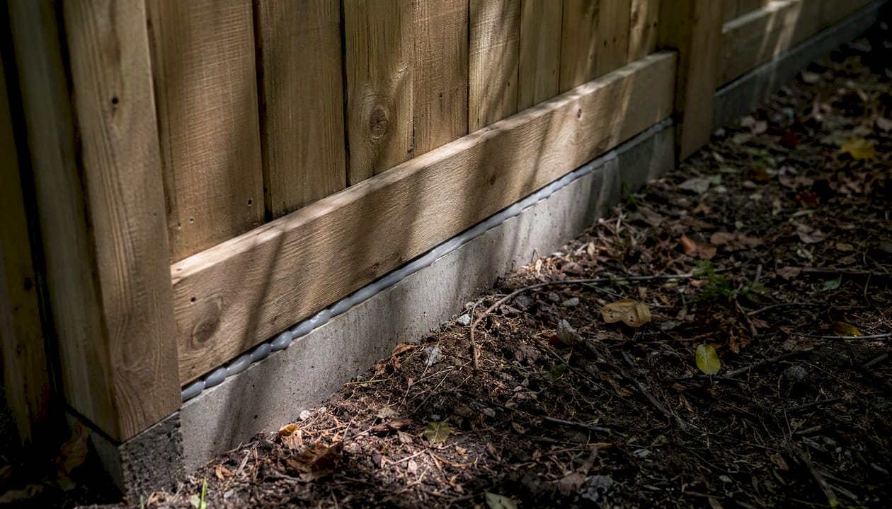 Sealed fence base preventing sound gaps